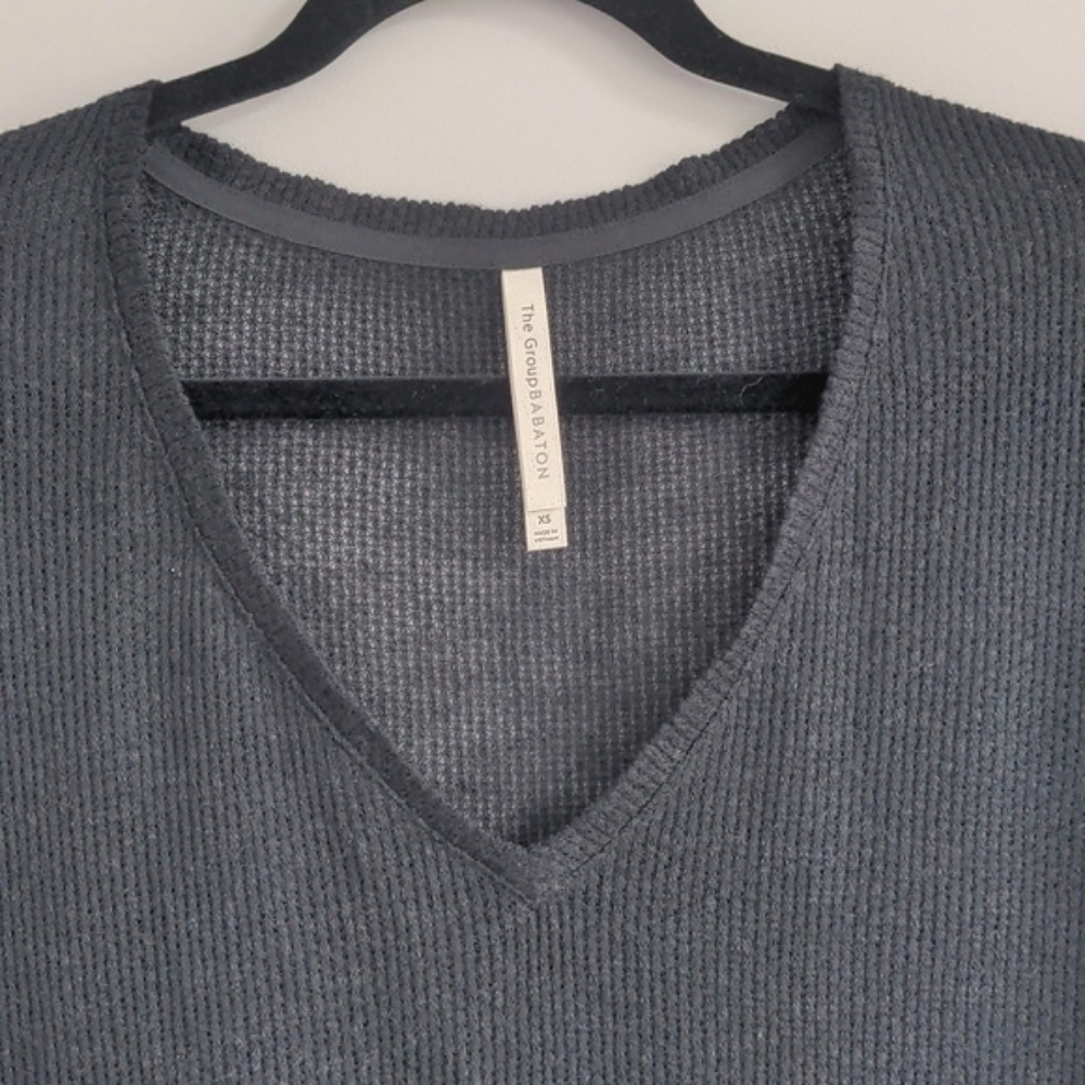 ARITZIA BABATON | T-shirt Oversized Open Knit V-Neck Scoop Hem, Black, Womens XS - Picture 3 of 10
